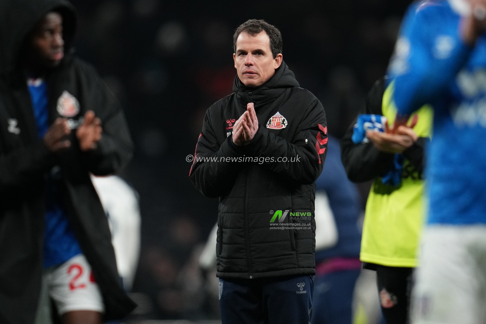 Régis Le Bris manager of Sunderland applauds away support at full time during the Premier League match Tottenham Hotspur vs Sunderland at Tottenham Hotspur Stadium, London, United Kingdom, 4th January 2026

(Photo by Harvey Murphy/News Images)

*** GER AUT SUI OUT ***