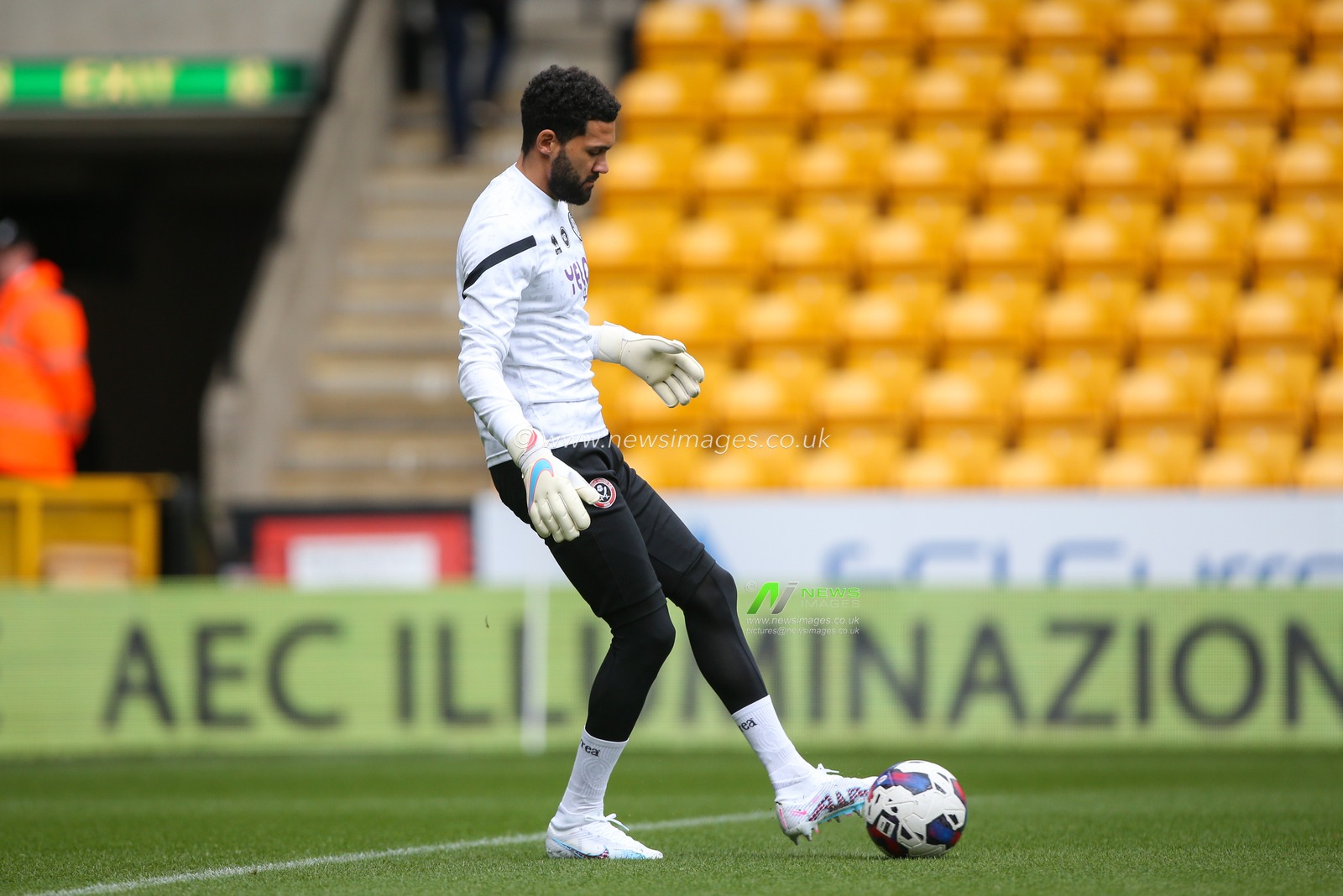 Wes Foderingham #18 of Sheffield United warms up during the Sky Bet Championship match Norwich City vs Sheffield United at Carrow Road, Norwich, United Kingdom, 1st April 2023

(Photo by Arron Gent/News Images)
