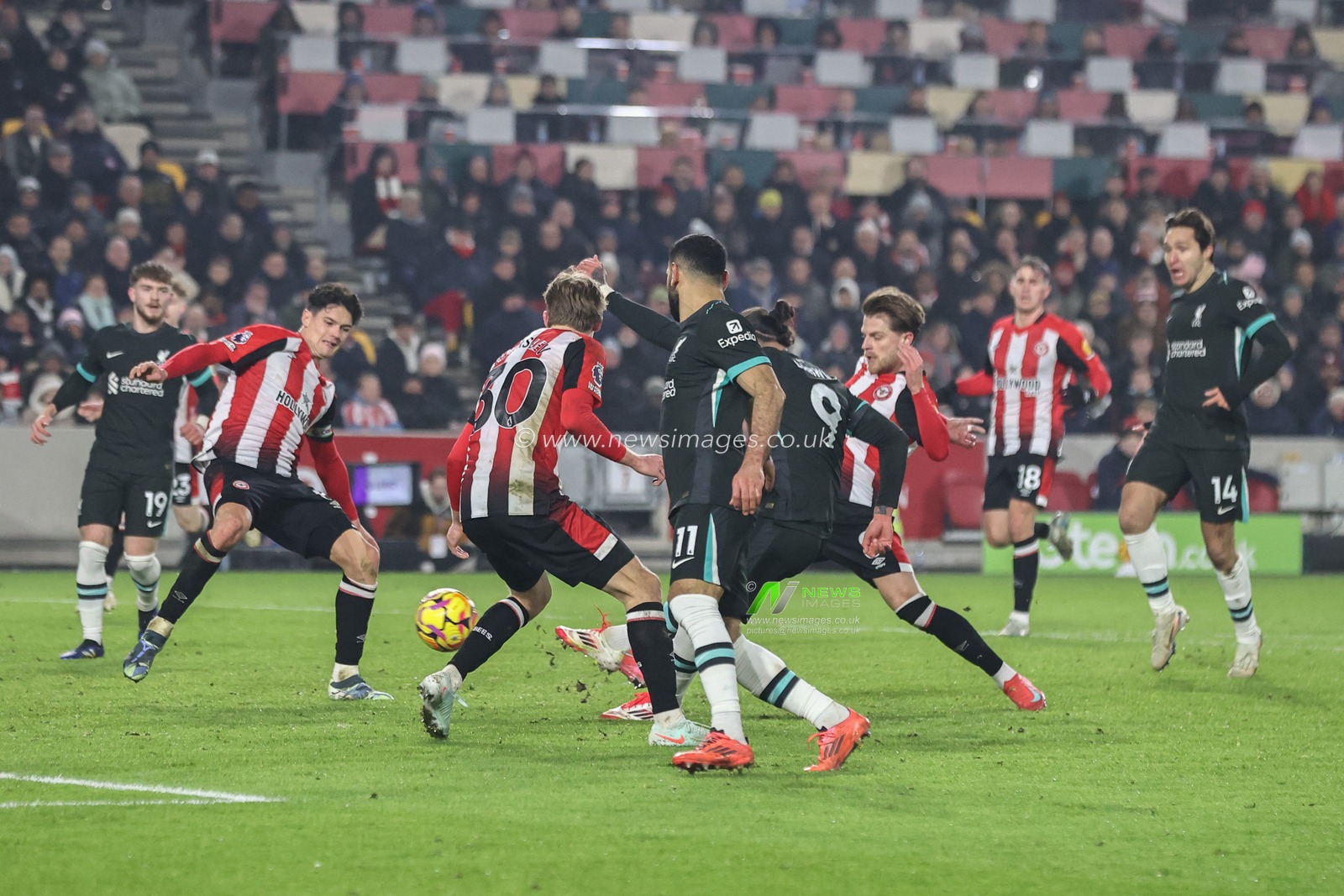 Darwin NÃºÃ±ez of Liverpool scores to make it 0-2 during the Premier League match Brentford vs Liverpool at The Gtech Community Stadium, London, United Kingdom, 18th January 2025

(Photo by Alfie Cosgrove/News Images)