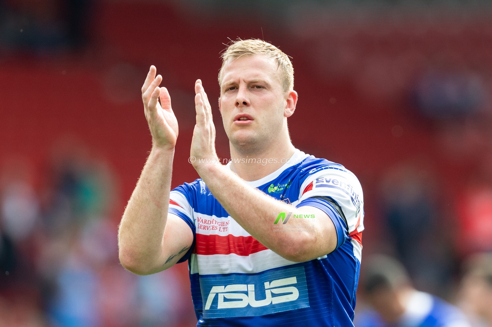 1st June 2019 , Totally Wicked Stadium, St Helens, England; Coral Challenge Cup 2019, Quarter Final , St Helens vs Wakefield Trinity ; Craig Kopczak of Wakefield Trinity applauds the travelling support


Credit: Richard Long/News Images