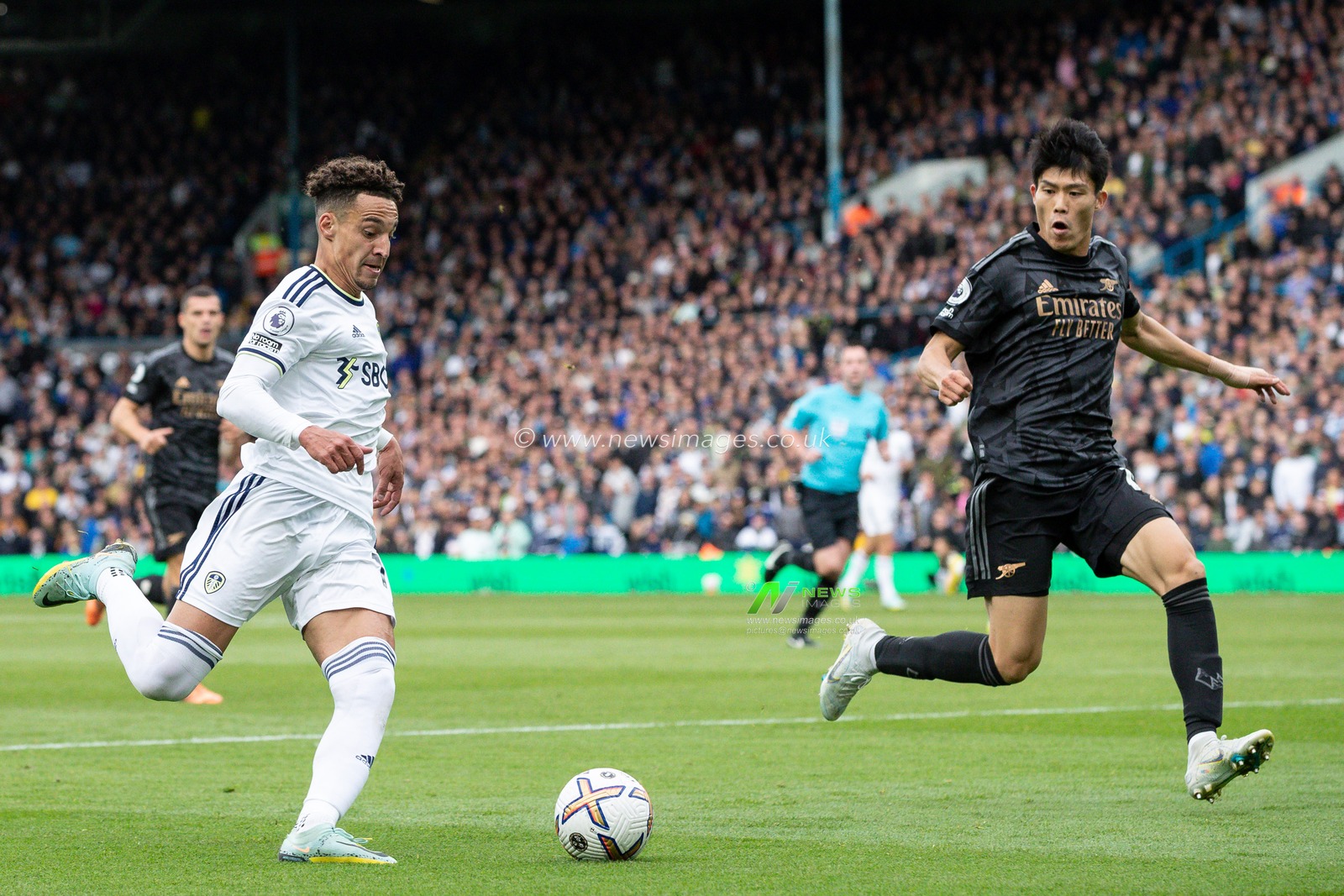 Rodrigo Moreno #19 of Leeds United runs with the ball down the wing during the Premier League match Leeds United vs Arsenal at Elland Road, Leeds, United Kingdom, 16th October 2022

(Photo by James Heaton/News Images)