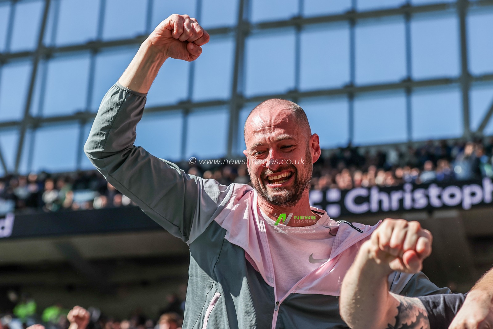 Liverpool fans celebrate a late winner during the Premier League match Everton vs Liverpool at Hill Dickinson Stadium, Liverpool, United Kingdom on 19 April 2026

(Photo by Alfie Cosgrove/News Images)