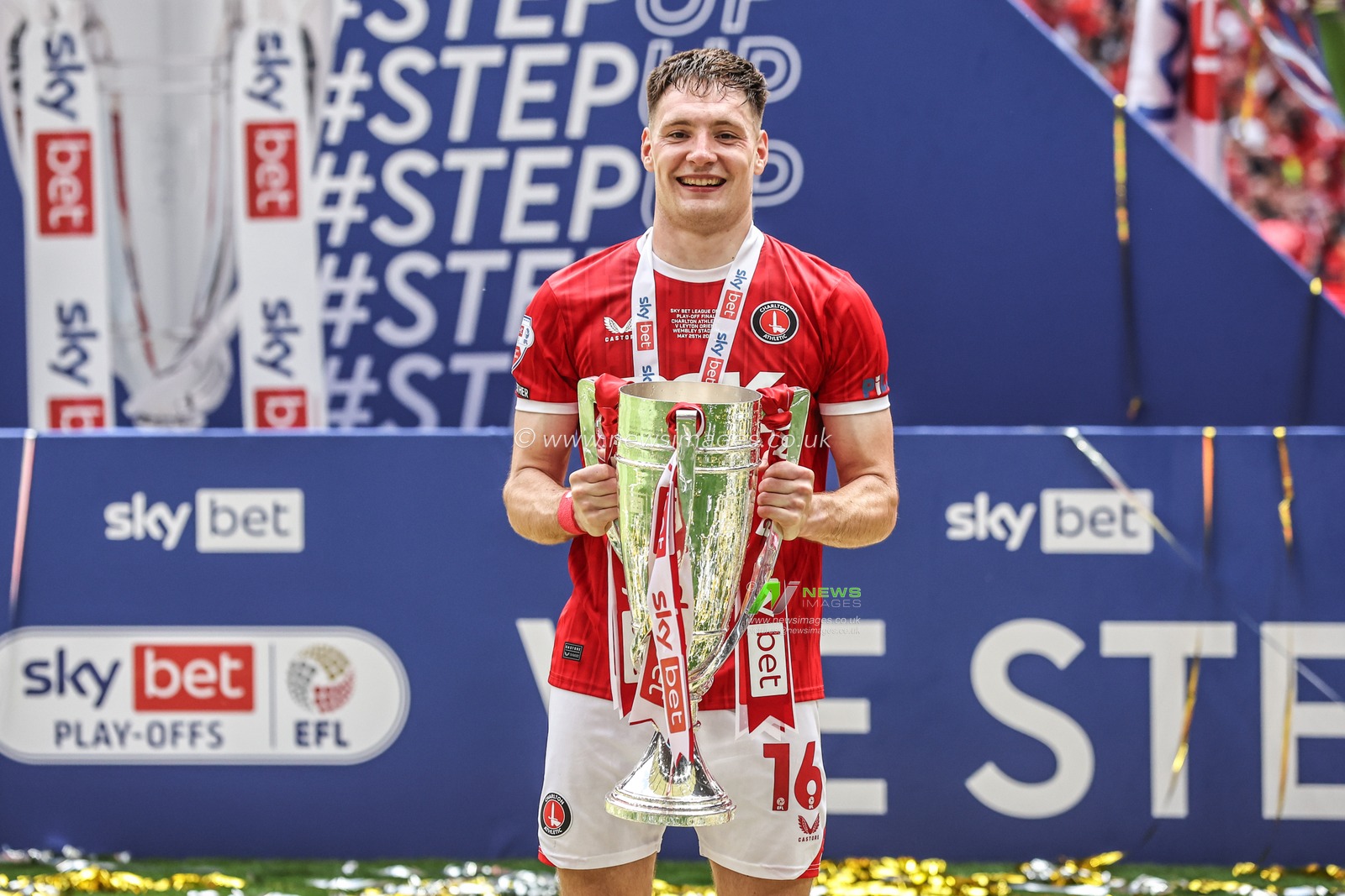 Josh Edwards of Charlton Athletic poses with the trophy during the Sky Bet League 1 Playoff Final match Charlton Athletic vs Leyton Orient at Wembley Stadium, London, United Kingdom, 25th May 2025

(Photo by Alfie Cosgrove/News Images)