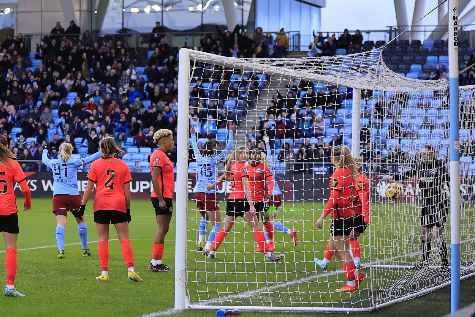 Chloe Kelly #9 of Manchester City scores direct from a corner kick to make it 1-0 during The FA Women's Super League match Manchester City Women vs Brighton & Hove Albion W.F.C. at Etihad Campus, Manchester, United Kingdom, 4th December 2022

(Photo by Conor Molloy/News Images)