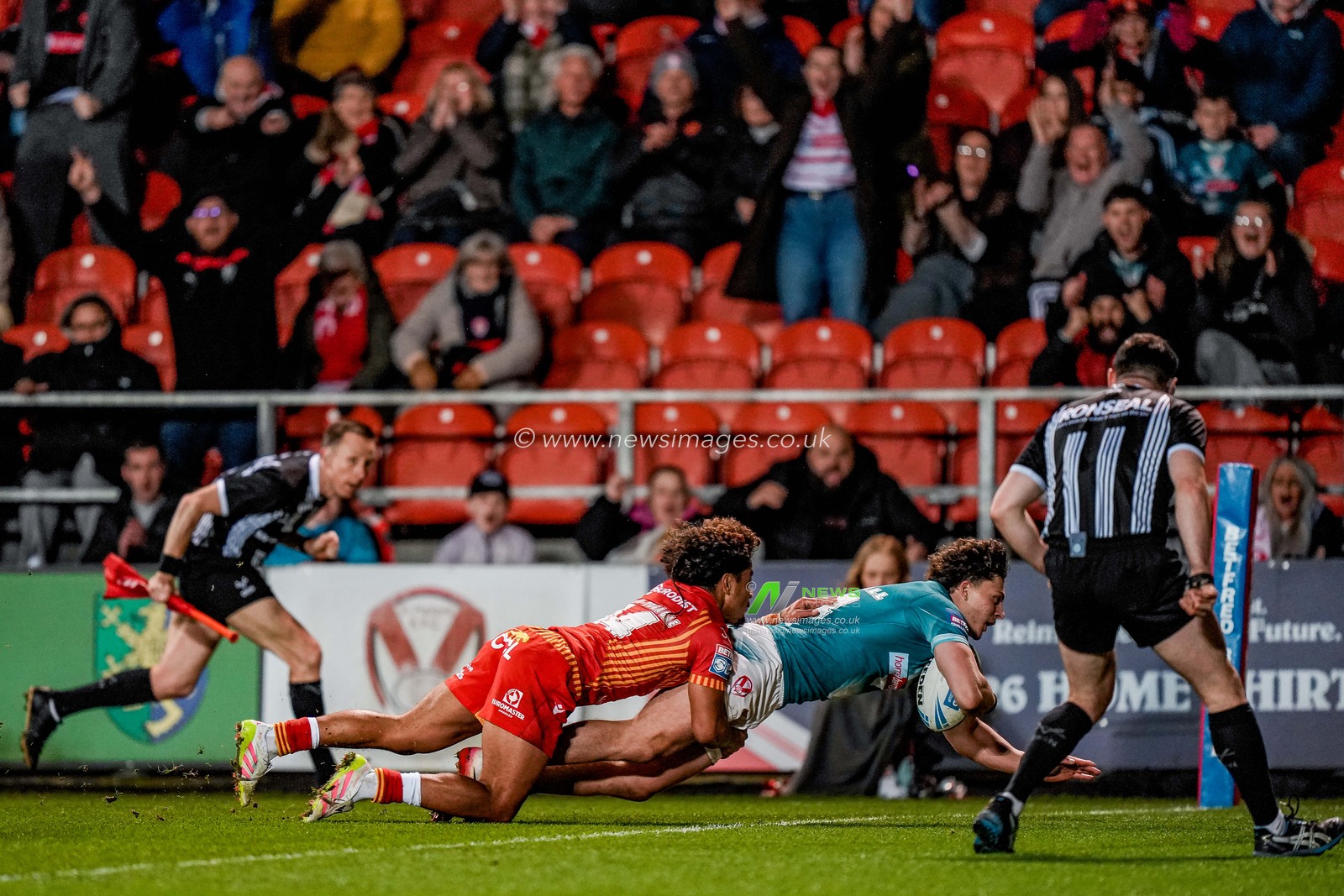 Owen Dagnall of St Helens goes over for a try during the Betfred Challenge Cup Quarter Final match St Helens vs Catalans Dragons at The BrewDog Stadium, St Helens, United Kingdom on 10 April 2026

(Photo by Maynard Manyowa/News Images)