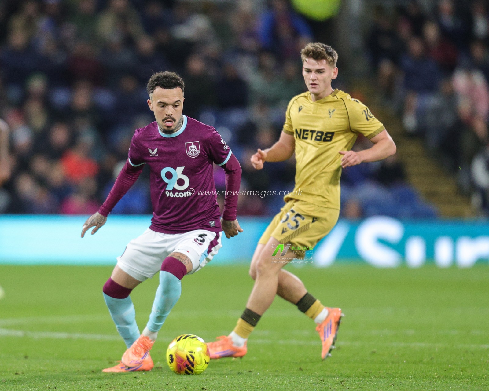 Quilindschy Hartman of Burnley turns on the ball during the Premier League match Burnley vs Crystal Palace at Turf Moor, Burnley, United Kingdom, 3rd December 2025

(Photo by Richard Bierton/News Images)

*** GER AUT SUI OUT ***