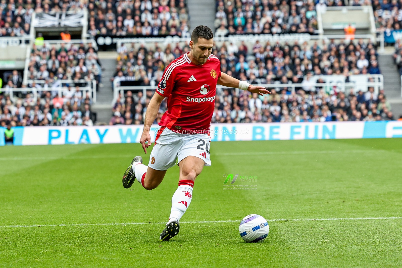 Diogo Dalot of Manchester United crosses the ball during the Premier League match Newcastle United vs Manchester United at St. James's Park, Newcastle, United Kingdom, 13th April 2025

(Photo by Mark Cosgrove/News Images)