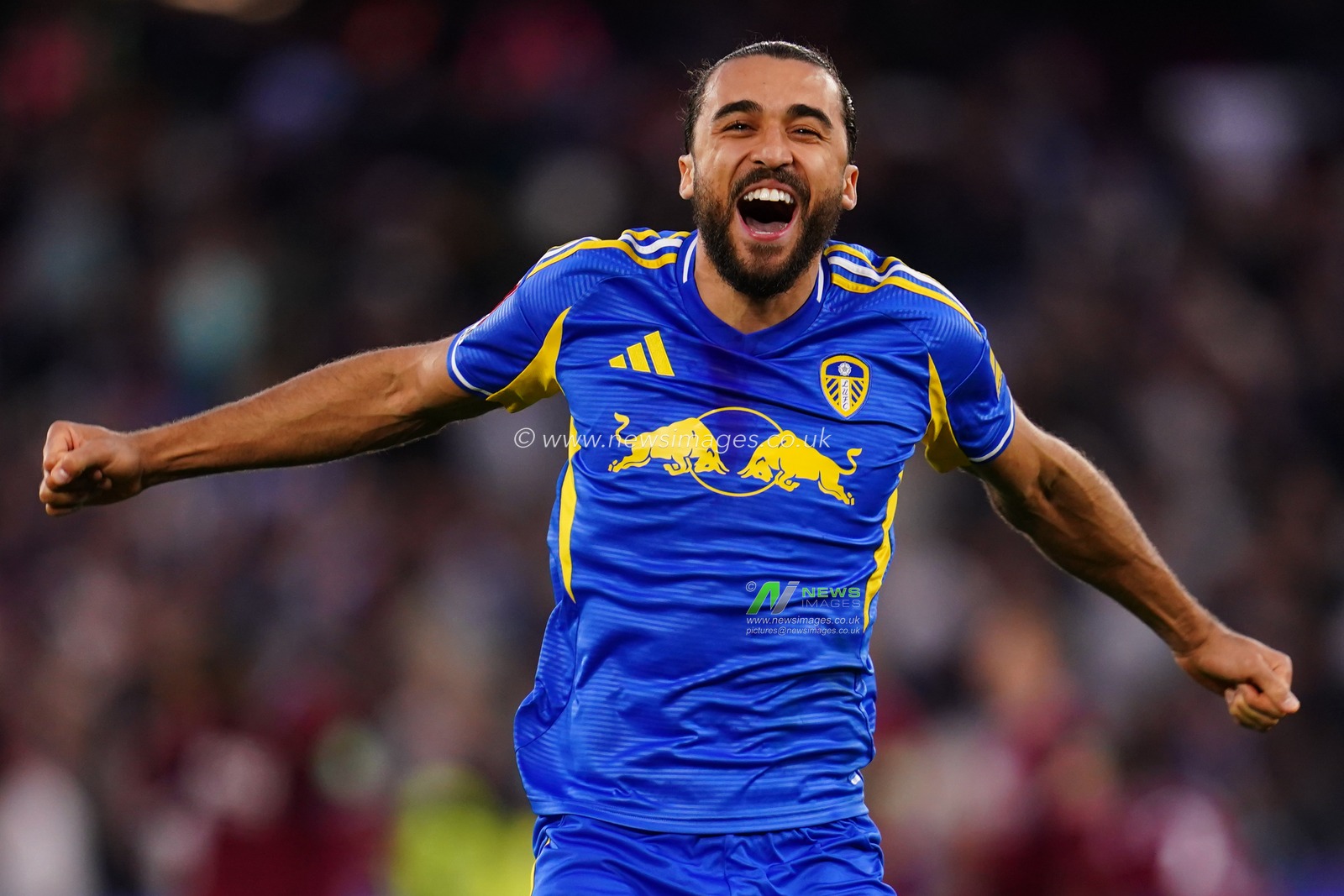 Dominic Calvert-Lewin of Leeds United celebrates quarter final win on penalties with away support during the Emirates FA Cup Quarter-Final match West Ham United vs Leeds United at London Stadium, London, United Kingdom on 04 April 2026

(Photo by Harvey Murphy/News Images)