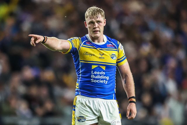 James Batchelor of Hull KR gives team mates instructions during the Betfred Super League round 23 match Leeds Rhinos vs Hull KR at Headingley Stadium, Leeds, United Kingdom, 21st August 2025

(Photo by Alfie Cosgrove/News Images)