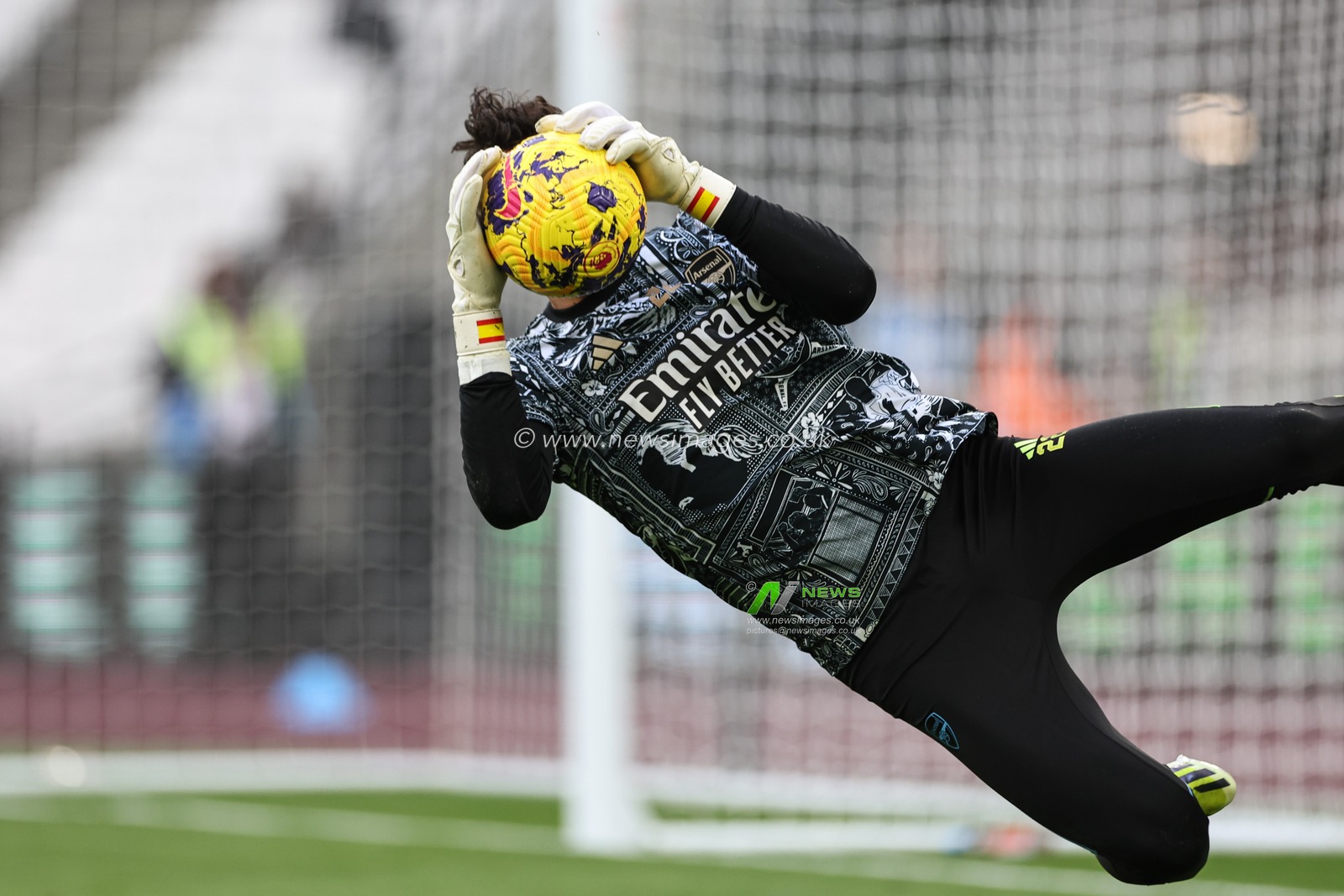 David Raya of Arsenal in the pregame warmup session during the Premier League match West Ham United vs Arsenal at London Stadium, London, United Kingdom, 11th February 2024

(Photo by Mark Cosgrove/News Images)