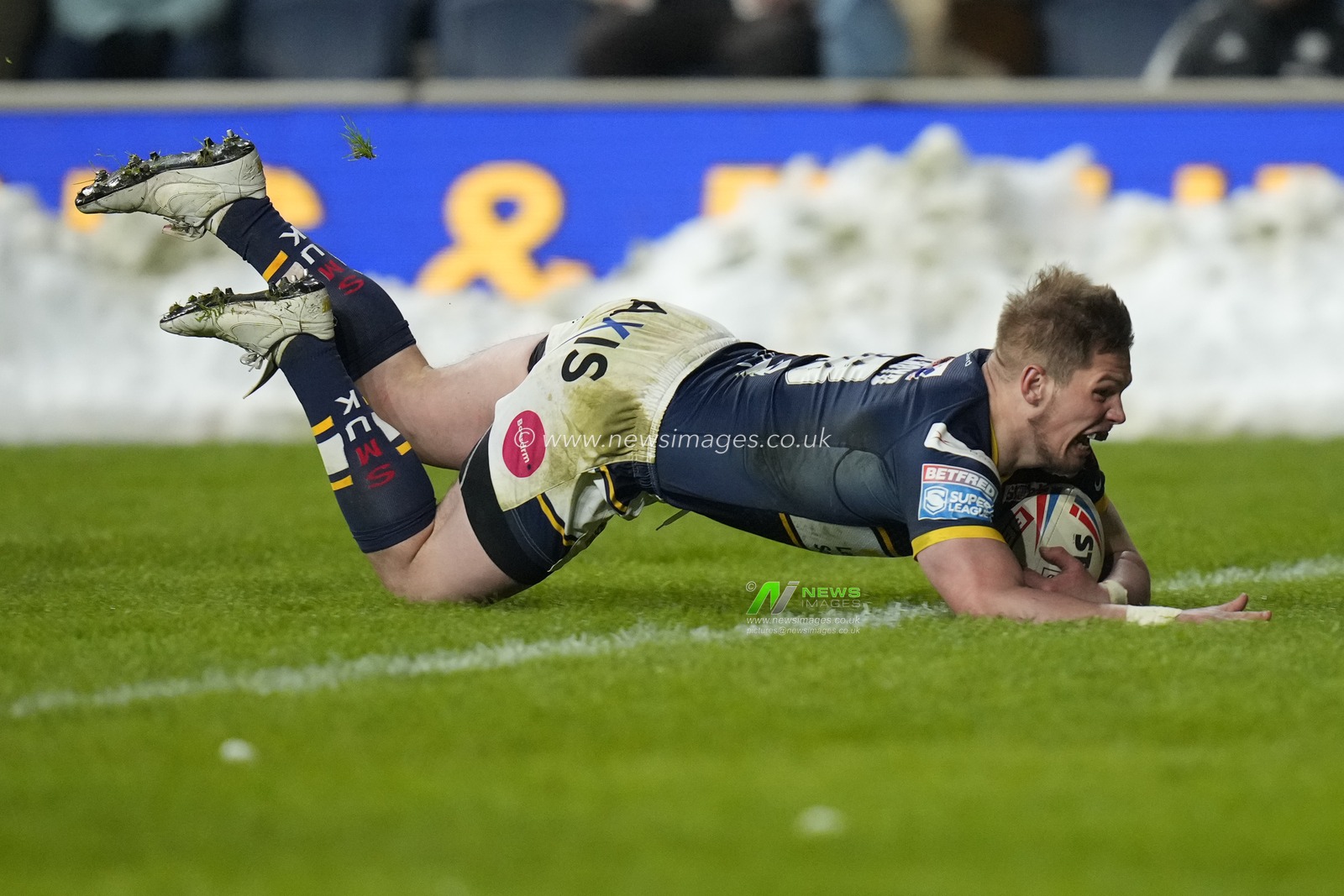 Tom Holroyd #18 of Leeds Rhinos dives over to score a try during the Betfred Super League Round 4 match Leeds Rhinos vs Wakefield Trinity at Headingley Stadium, Leeds, United Kingdom, 10th March 2023

(Photo by Steve Flynn/News Images)