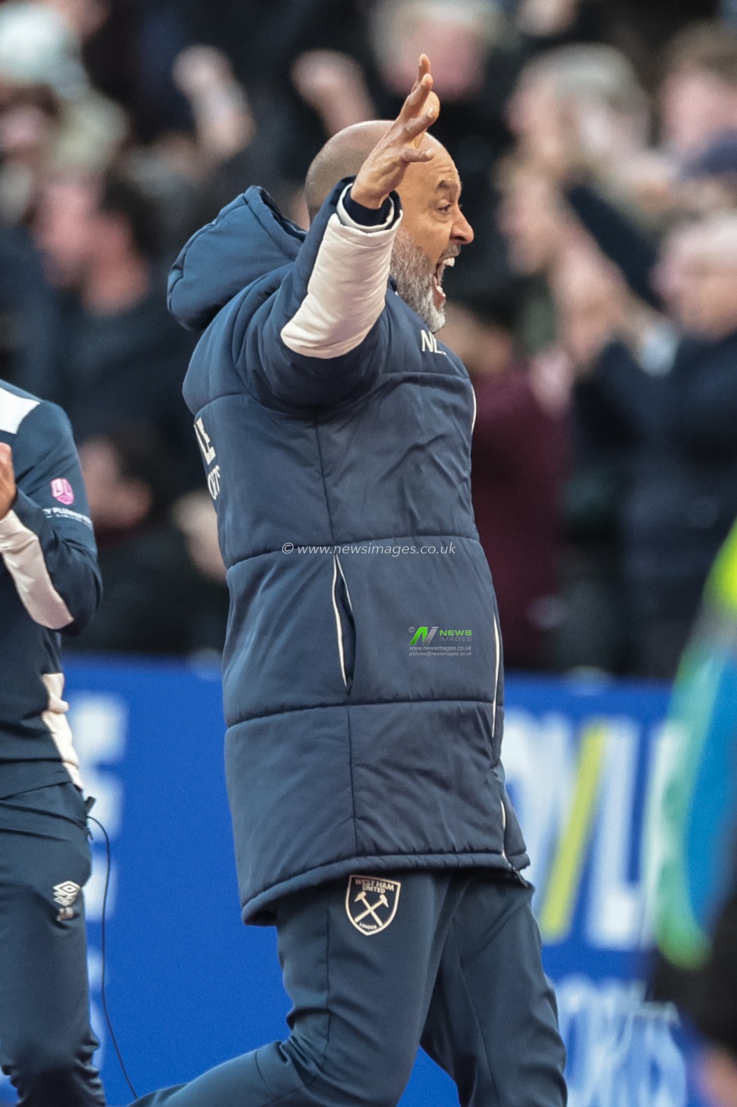 Nuno Espirito Santo manager of West Ham United celebrates Sven Botman of Newcastle Untied’s own goal to make it 2-1 during the Premier League match West Ham United vs Newcastle United at London Stadium, London, United Kingdom, 2nd November 2025

(Photo by Mark Cosgrove/News Images)

*** GER AUT SUI OUT ***