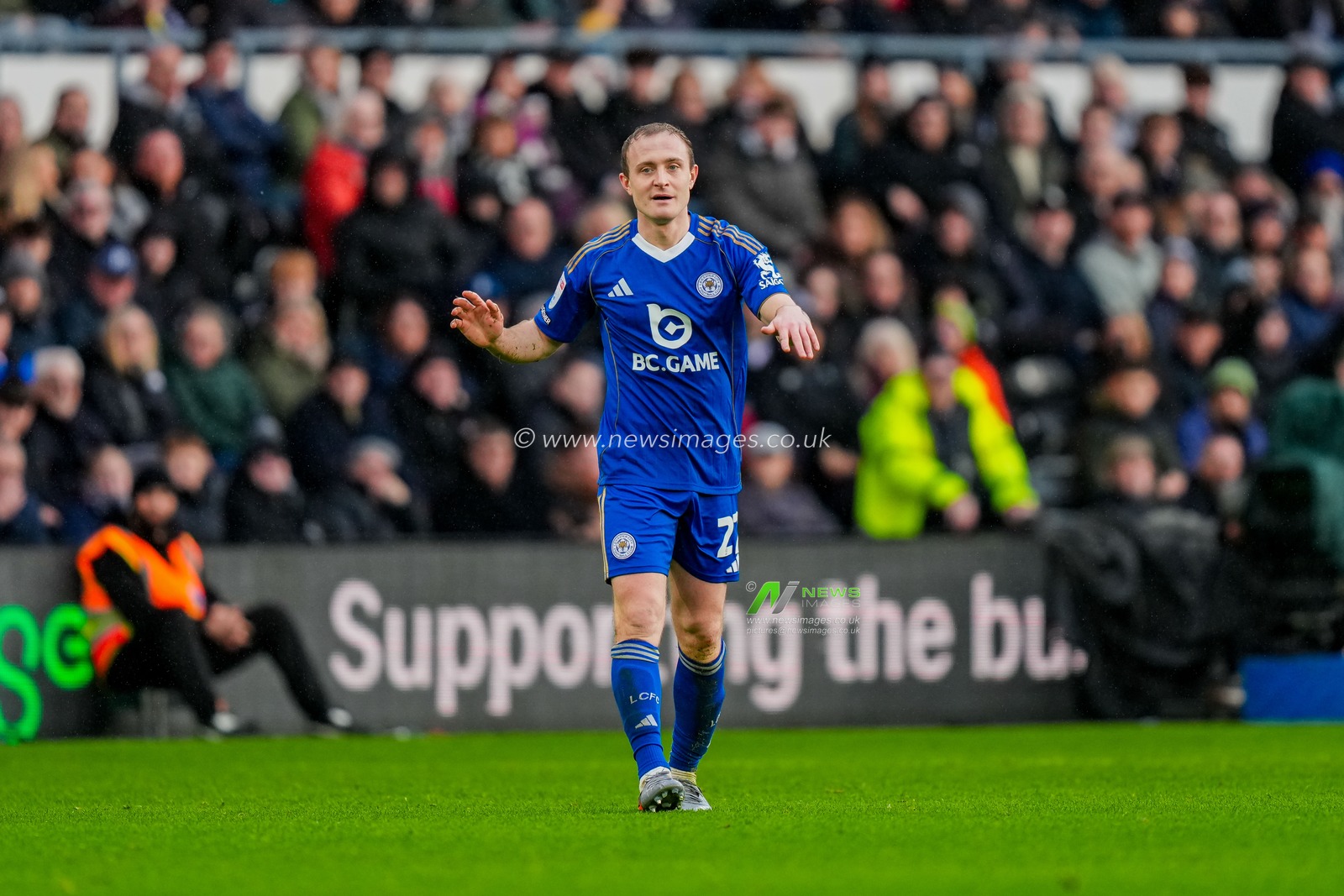 Oliver Skipp of Leicester City during the Sky Bet Championship match Derby County vs Leicester City at Pride Park Stadium, Derby, United Kingdom, 6th December 2025

(Photo by Maynard Manyowa/News Images)

*** GER AUT SUI OUT ***