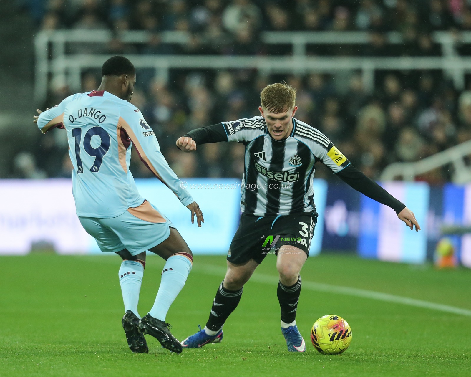 Lewis Hall of Newcastle United breaks with the ball during the Premier League match Newcastle Untied vs Brentford at St. James's Park, Newcastle, United Kingdom on 07 February 2026

(Photo by Richard Bierton/News Images)