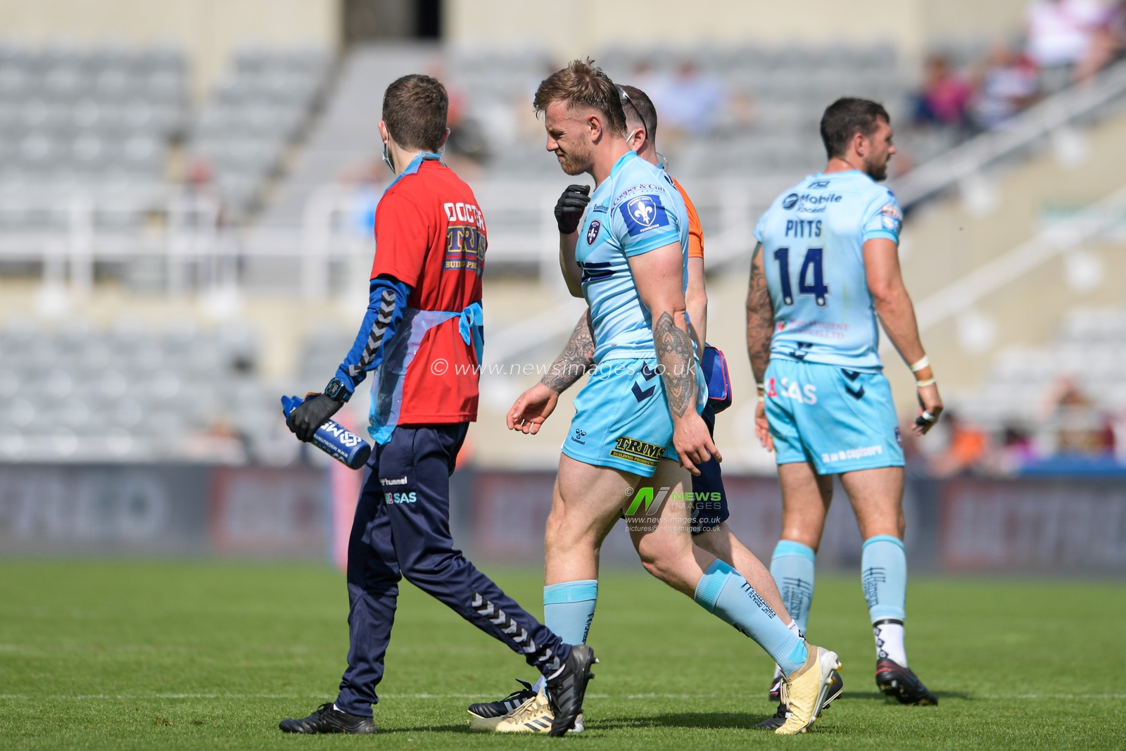 Tom Johnstone (2) of Wakefield Trinity leaves the pitch for a head assessment