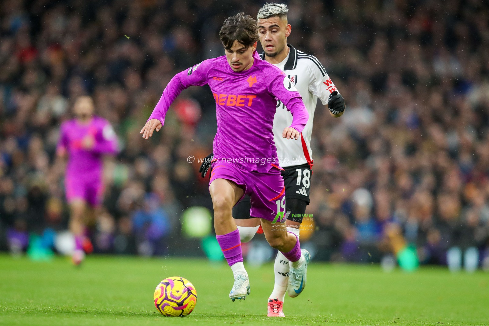 Rodrigo Gomes of Wolverhampton Wanderers is put under pressure by Andreas Pereira of Fulham during the Premier League match Fulham vs Wolverhampton Wanderers at Craven Cottage, London, United Kingdom, 23rd November 2024

(Photo by Izzy Poles/News Images)