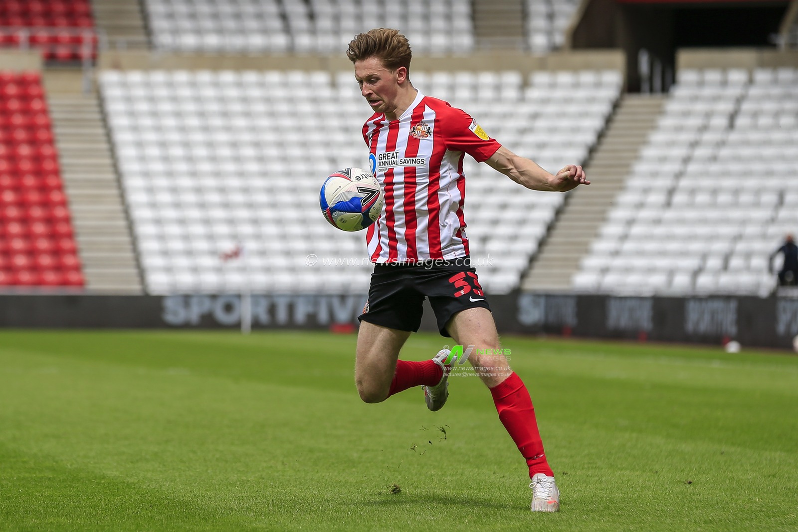 Denver Hume #33 of Sunderland in possession of the ball