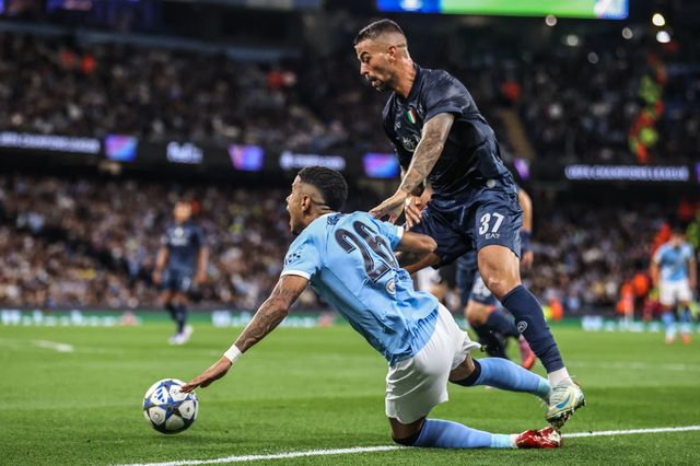 Savinho of Manchester City is brought down on the edge of the box by Leonardo Spinazzola of Napoli however no foul is given during the UEFA Champions League 2025/26 Phase MD1 Manchester City vs Napoli League at The City of Manchester Stadium, Manchester, United Kingdom, 18th September 2025

(Photo by Alfie Cosgrove/News Images)