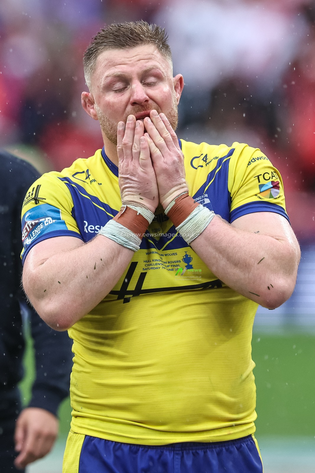 A dejected Luke Yates of Warrington Wolves during the Betfred Challenge Cup Final Warrington Wolves vs Hull KR at Wembley Stadium, London, United Kingdom, 7th June 2025

(Photo by Mark Cosgrove/News Images)