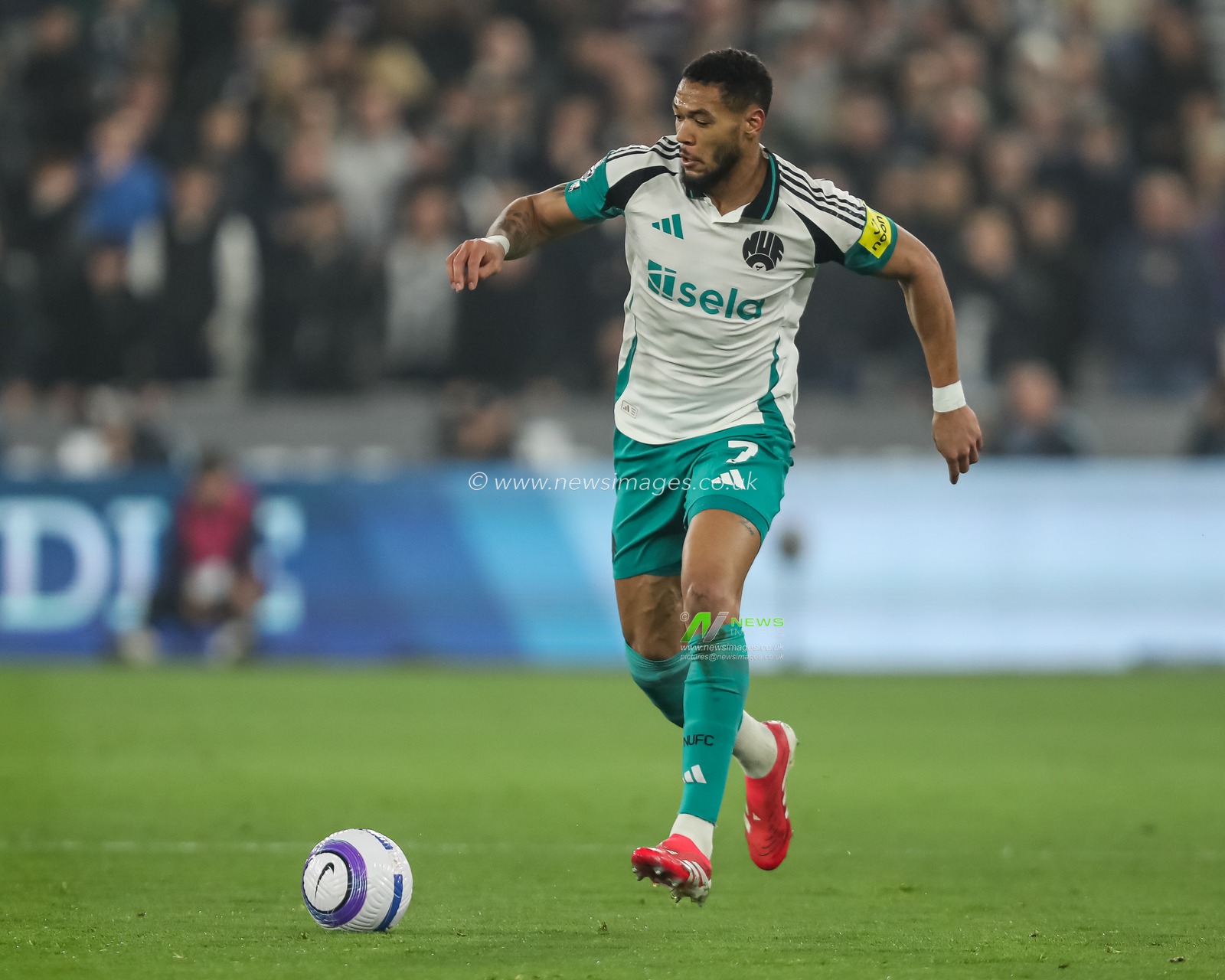 Joelinton of Newcastle United makes a break with the ball during the Premier League match West Ham United vs Newcastle United at London Stadium, London, United Kingdom, 10th March 2025

(Photo by Izzy Poles/News Images)