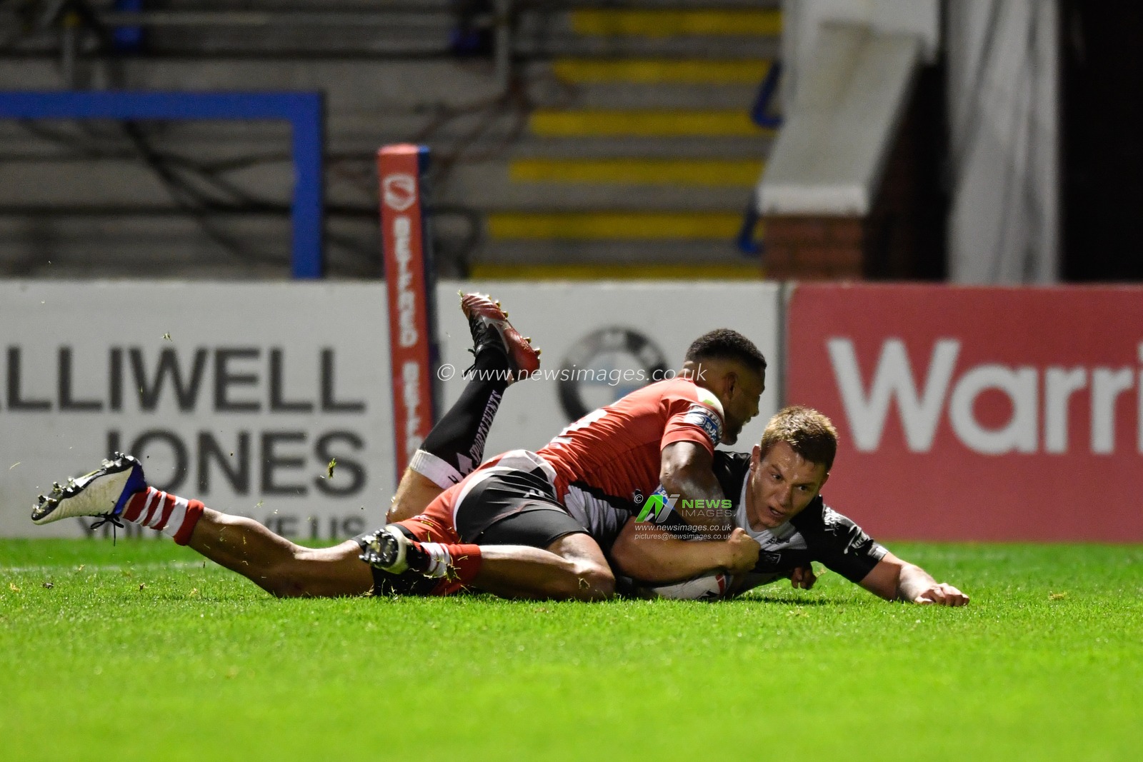 Jordan Lane (21) of Hull FC goes over for a try to make it 20 - 28