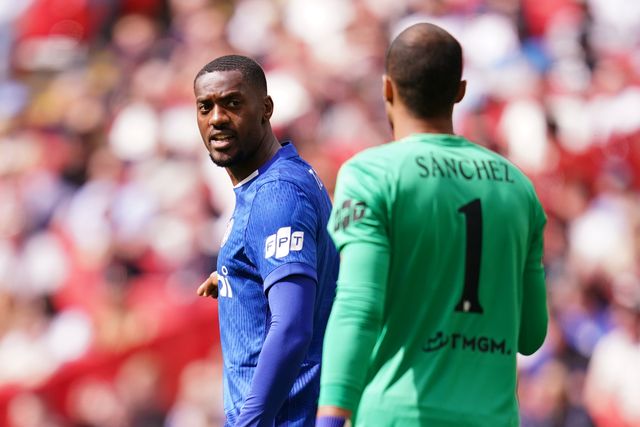 Tosin Adarabioyo of Chelsea communicates with Chelsea goalkeeper Robert Sanchez during the Emirates FA Cup Semi-Final match Chelsea vs Leeds United at Wembley Stadium, London, United Kingdom on 26 April 2026

(Photo by Harvey Murphy/News Images)