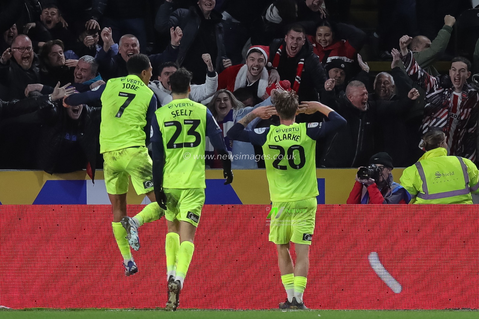 Jack Clarke #20 of Sunderland celebrates his goal and makes the score 0-1 during the Sky Bet Championship match Hull City vs Sunderland at MKM Stadium, Hull, United Kingdom, 26th December 2023

(Photo by James Heaton/News Images)