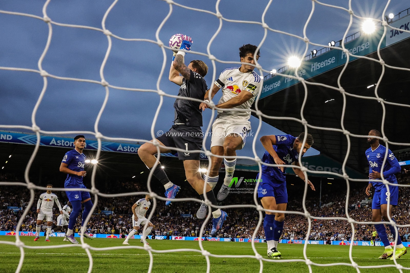 Jordan Pickford of Everton jumps up to claim the ball from Ao Tanaka of Leeds United during the Premier League match Leeds United vs Everton at Elland Road, Leeds, United Kingdom, 18th August 2025

(Photo by Mark Cosgrove/News Images)