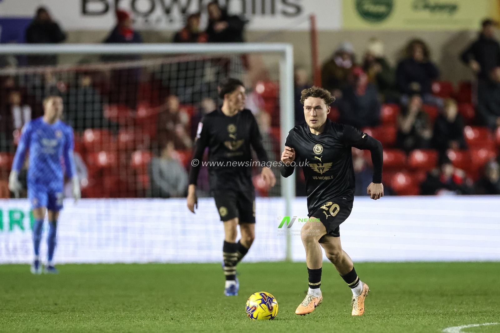 Callum Styles #20 of Barnsley breaks with the ball during the Sky Bet League 1 match Lincoln City vs Barnsley at Gelder Group Sincil Bank Stadium, Lincoln, United Kingdom, 25th November 2023

(Photo by Mark Cosgrove/News Images)