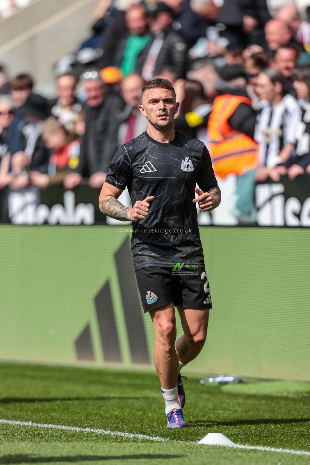 Kieran Trippier of Newcastle United in the pregame warmup session during the Premier League match Newcastle United vs Ipswich Town at St. James's Park, Newcastle, United Kingdom, 25th April 2025

(Photo by Richard Bierton/News Images)