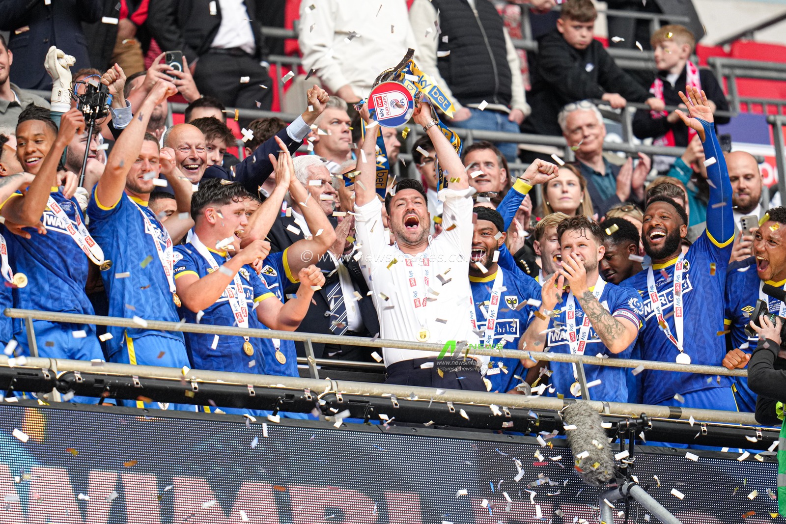 Johnnie Jackson manager of AFC Wimbledon celebrates with trophy during the Sky Bet League 2 Playoff Final match AFC Wimbledon vs Walsall at Wembley Stadium, London, United Kingdom, 26th May 2025

(Photo by Harvey Murphy/News Images)