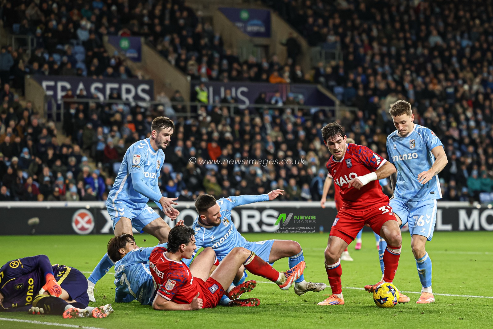 Carnage in the Coventry box during the Sky Bet Championship match Coventry City vs Ipswich Town at Coventry Building Society Arena, Coventry, United Kingdom, 29th December 2025

(Photo by Euan Manning/News Images)

*** GER AUT SUI OUT ***