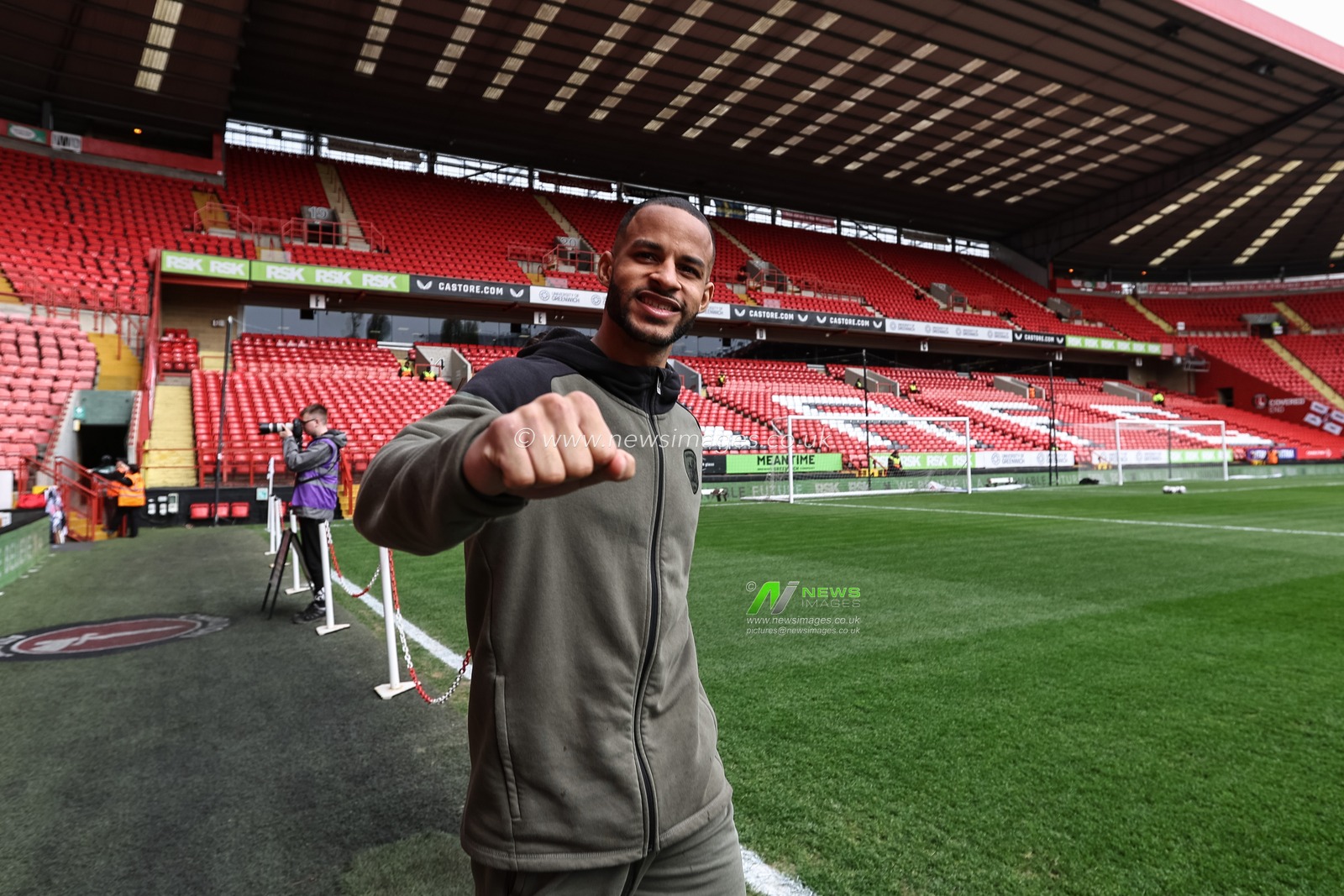 Barry Cotter of Barnsley arrives during the Sky Bet League 1 match Charlton Athletic vs Barnsley at The Valley, London, United Kingdom, 6th April 2024

(Photo by Mark Cosgrove/News Images)
