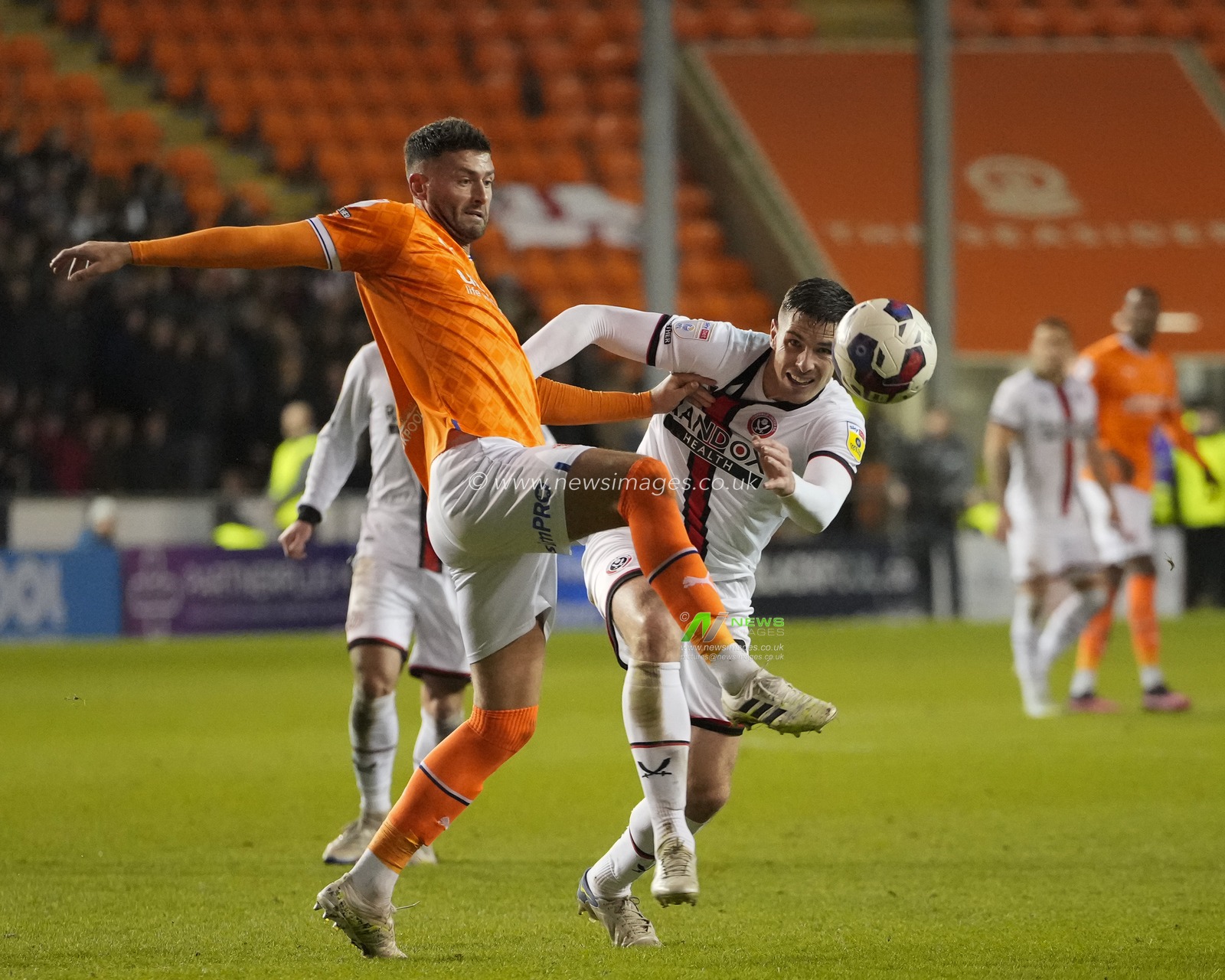 Ciaran Clark #26 of Sheffield United competes for the ball with Gary Madine #14 of Blackpool during the Sky Bet Championship match Blackpool vs Sheffield United at Bloomfield Road, Blackpool, United Kingdom, 29th December 2022

(Photo by Steve Flynn/News Images)