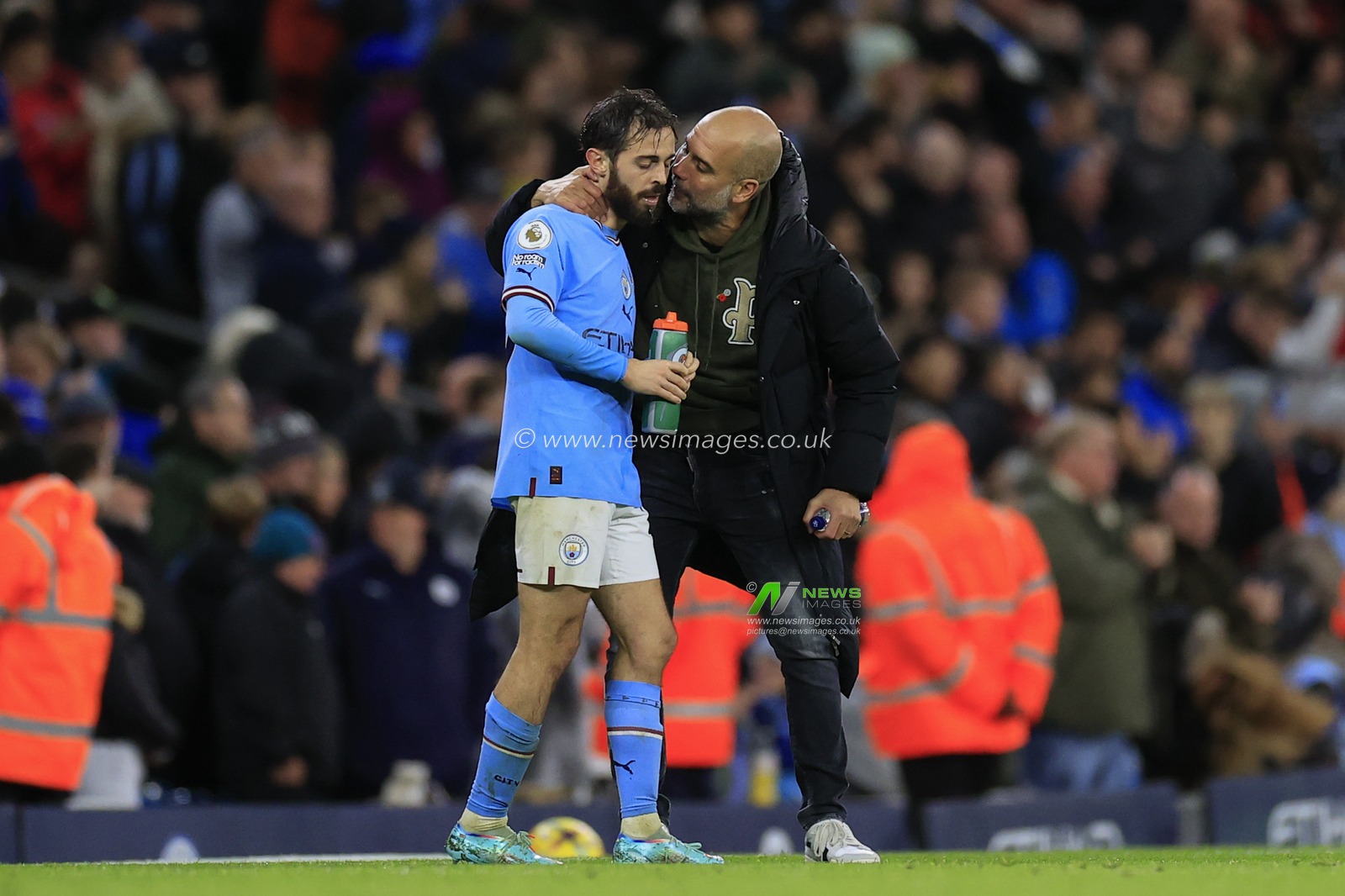Pep Guardiola the Manchester City manager     has words with Bernardo Silva #20 of Manchester City during the Premier League match Manchester City vs Fulham at Etihad Stadium, Manchester, United Kingdom, 5th November 2022

(Photo by Conor Molloy/News Images)