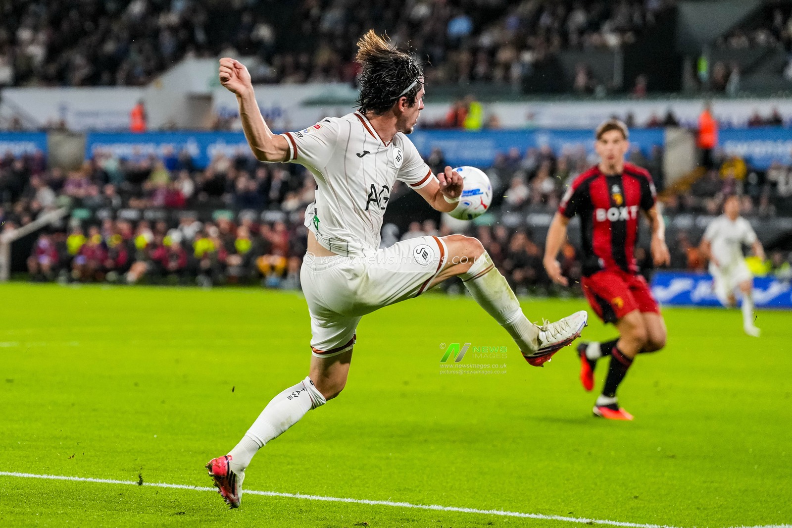 Josh Key of Swansea City crosses the ball during the Sky Bet Championship match Swansea City vs Watford at Swansea.com Stadium, Swansea, United Kingdom on 01 September 2026

(Photo by Andrew Lewis/News Images)