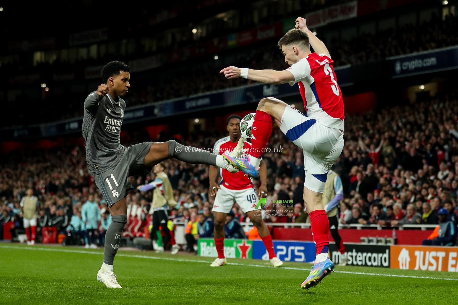 Rodrygo of Real Madrid battles for the ball with Kieran Tierney of Arsenal during the UEFA Champions League Quarter-finals match Arsenal vs Real Madrid at Emirates Stadium, London, United Kingdom, 8th April 2025

(Photo by Izzy Poles/News Images)