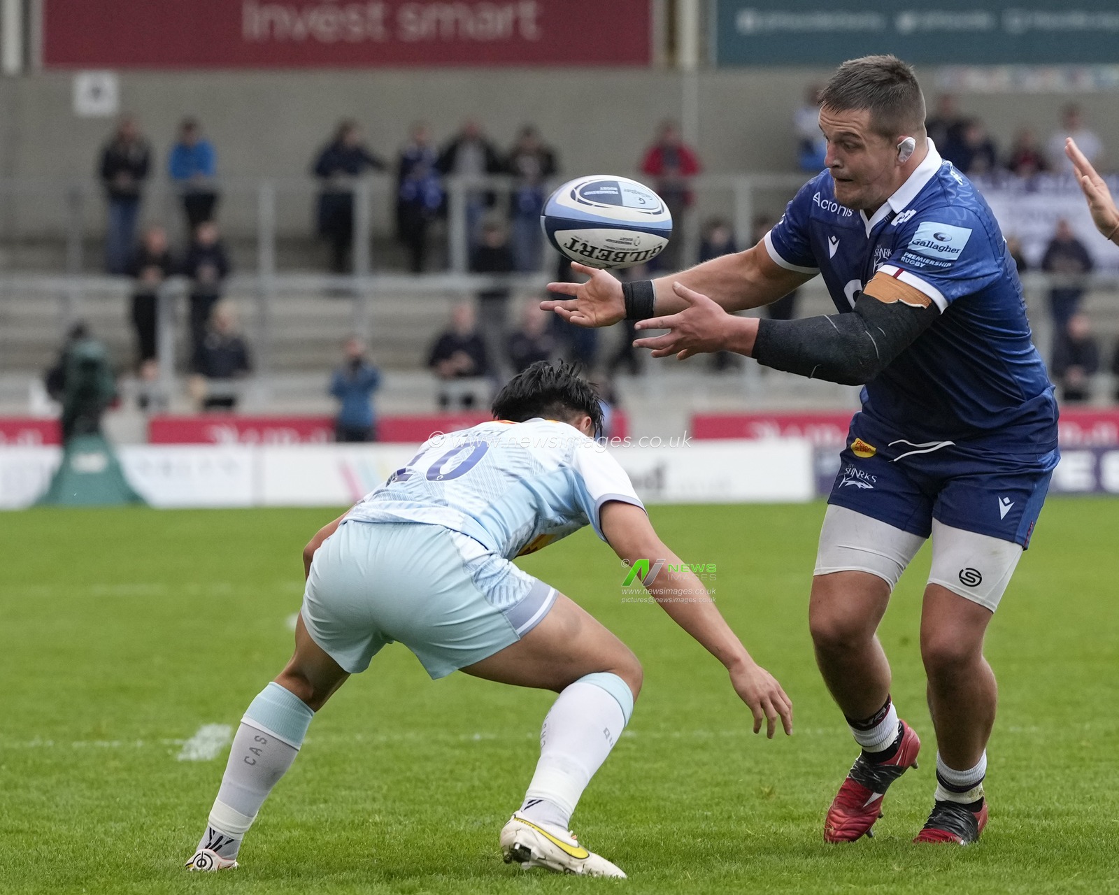 Nick Schonert #3 of Sale Sharks offloads the ball during the Gallagher Premiership match Sale Sharks vs Harlequins at AJ Bell Stadium, Eccles, United Kingdom, 23rd October 2022

(Photo by Steve Flynn/News Images)