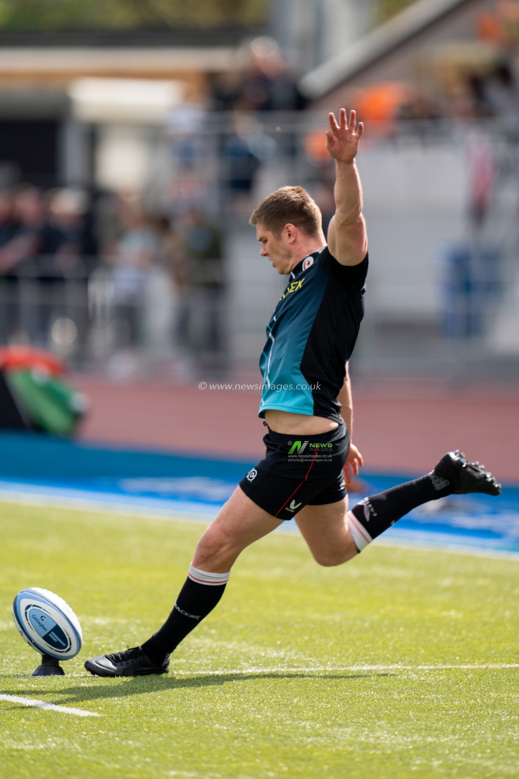 Owen Farrell #10 of Saracens practising his kicking
