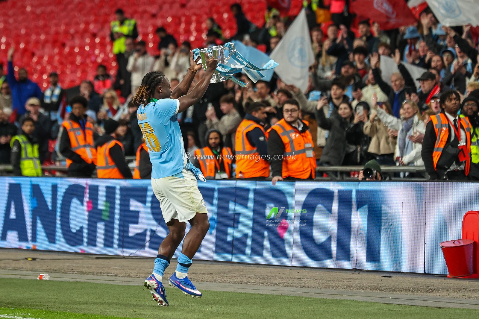 Jeremy Doku of Manchester City  celebrates his team winning the trophy and lifts the trophy at full time during the Carabao Cup Final match Arsenal vs Manchester City at Emirates, London, United Kingdom on 22 March 2026

(Photo by Alfie Cosgrove/News Images)