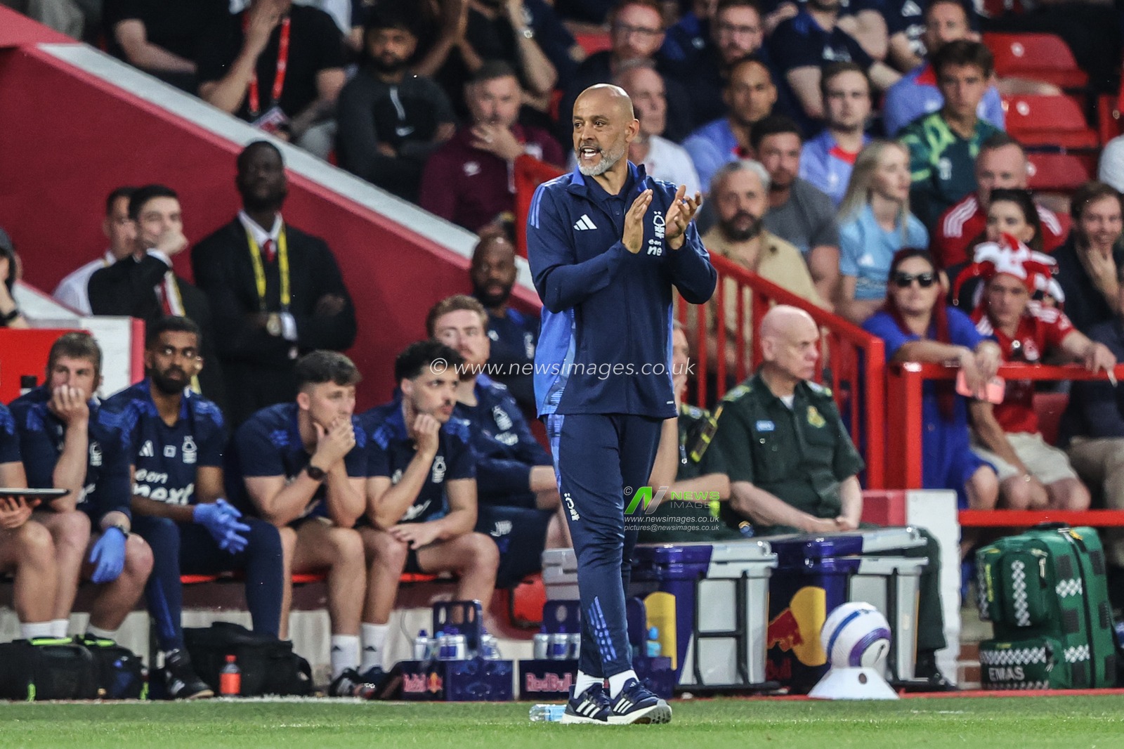 Nuno Espirito Santo Manager of Nottingham Forest applauds his team during the Premier League match Nottingham Forest vs Brentford at City Ground, Nottingham, United Kingdom, 30th April 2025

(Photo by Alfie Cosgrove/News Images)