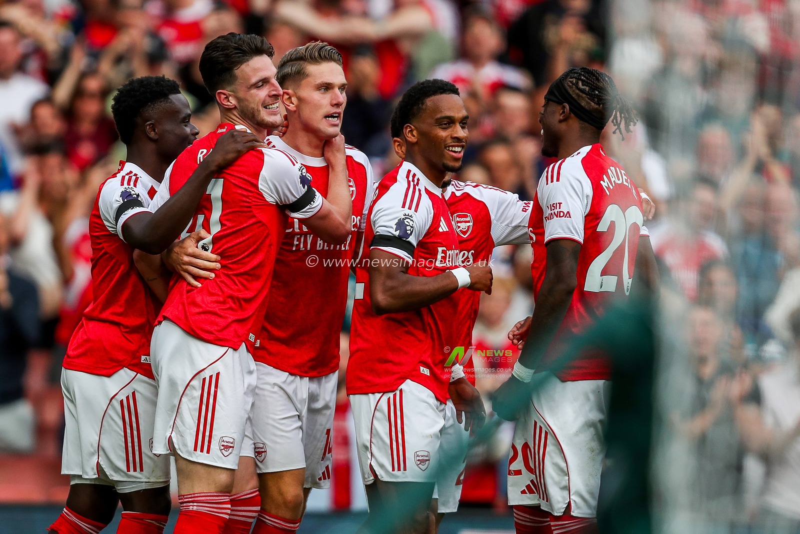 Viktor Gyokeres of Arsenal celebrates his goal with teammates to make it 3-0 during the Premier League match Arsenal vs Leeds United at Emirates Stadium, London, United Kingdom, 23rd August 2025

(Photo by Izzy Poles/News Images)