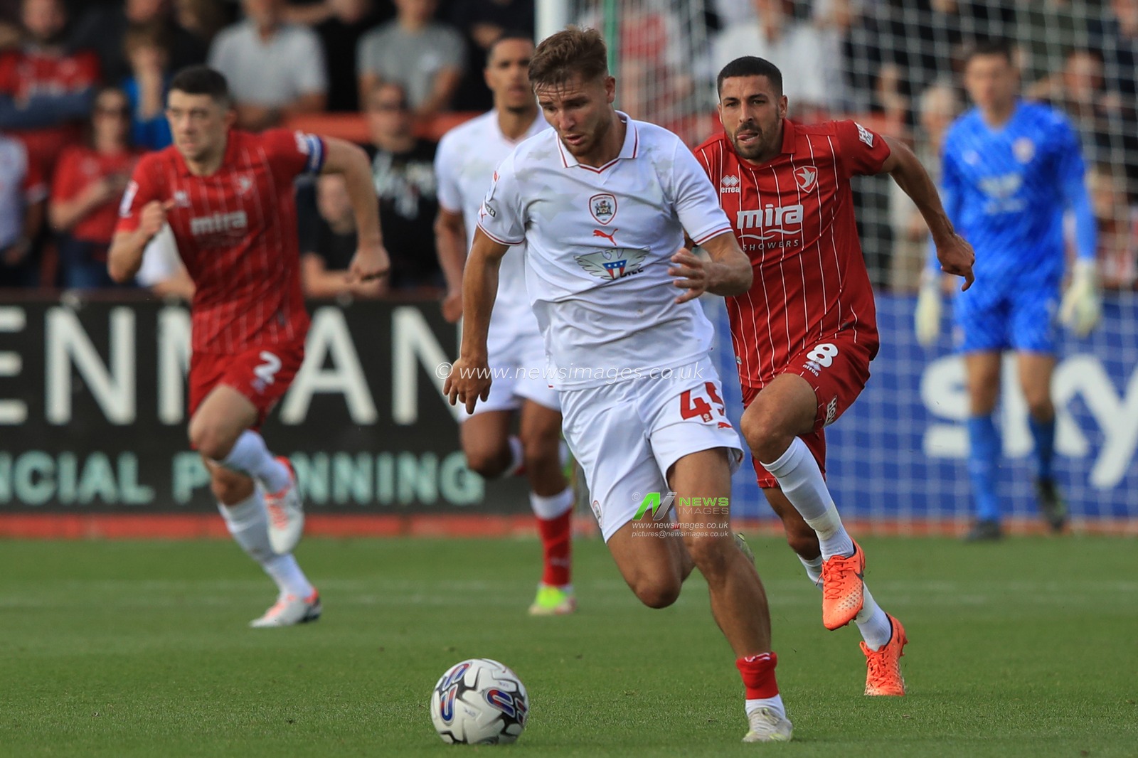 John Mcatee #45 of Barnsley breaks with the ball during the Sky Bet League 1 match Cheltenham Town vs Barnsley at The Jonny-Rocks Stadium, Cheltenham, United Kingdom, 2nd September 2023

(Photo by Alfie Cosgrove/News Images)