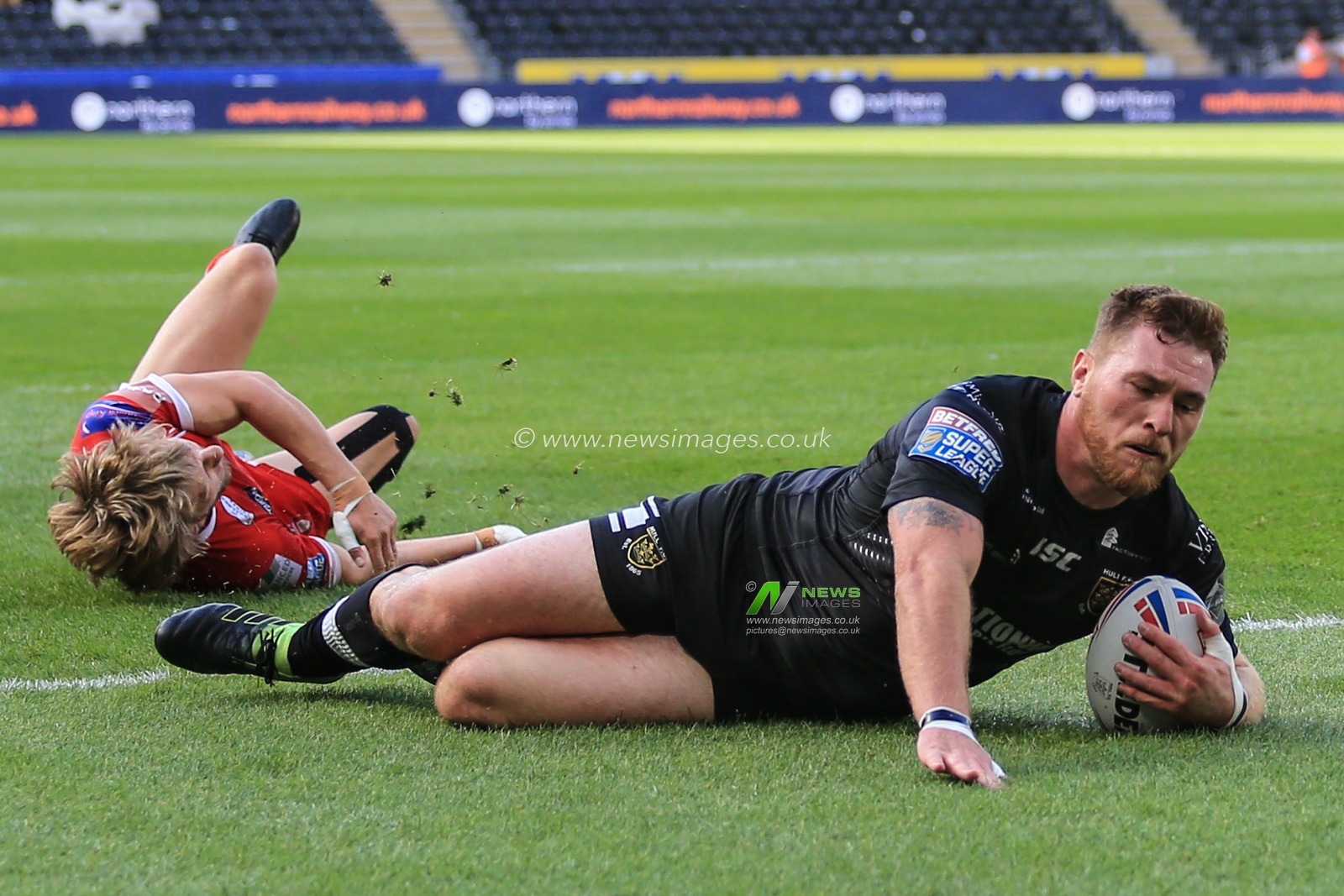 17th August 2019 , KCOM Stadium, Hull, England;  Betfred Super League, Round 26, Hull FC vs Salford Red Devils ; Scott Taylor (8) of Hull FC scores his try

Credit: David Greaves/News Images