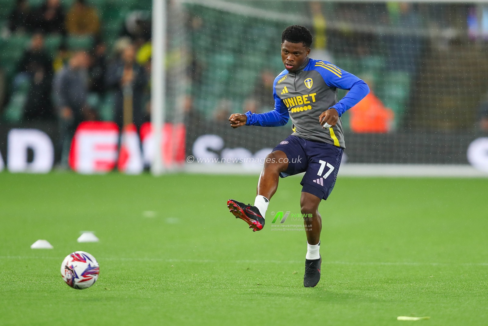 Largie Ramazani of Leeds United warms up prior to the Sky Bet Championship match Norwich City vs Leeds United at Carrow Road, Norwich, United Kingdom, 1st October 2024

(Photo by Izzy Poles/News Images)
