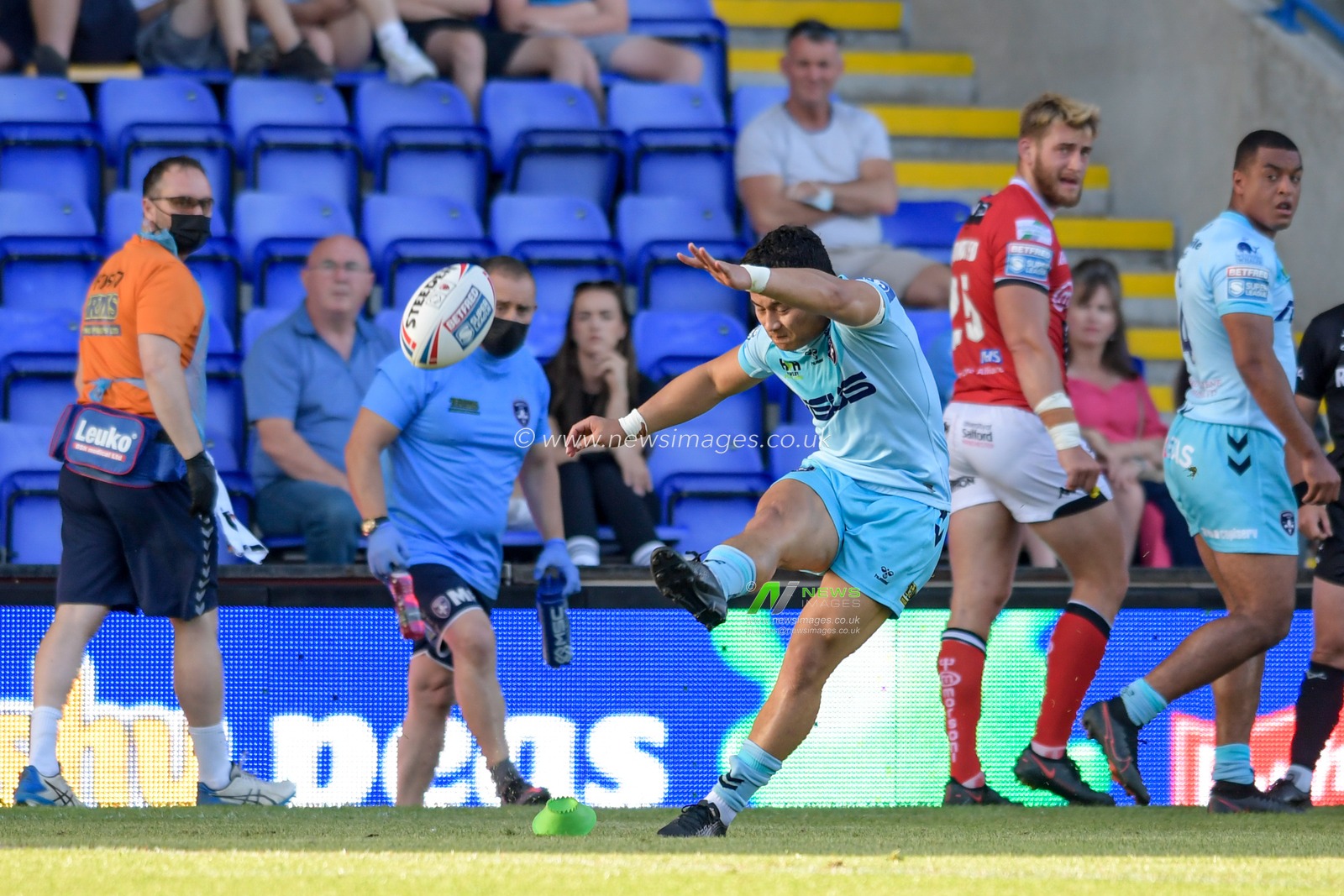 Mason Lino (7) of Wakefield Trinity successfully kicks a conversion to make it 0-12