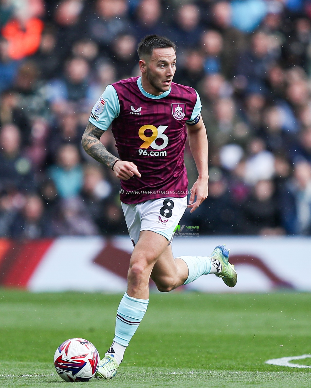 Josh Brownhill of Burnley with ball at his feet during the Sky Bet Championship match Burnley vs Bristol City at Turf Moor, Burnley, United Kingdom, 29th March 2025

(Photo by Jorge Horsted/News Images)