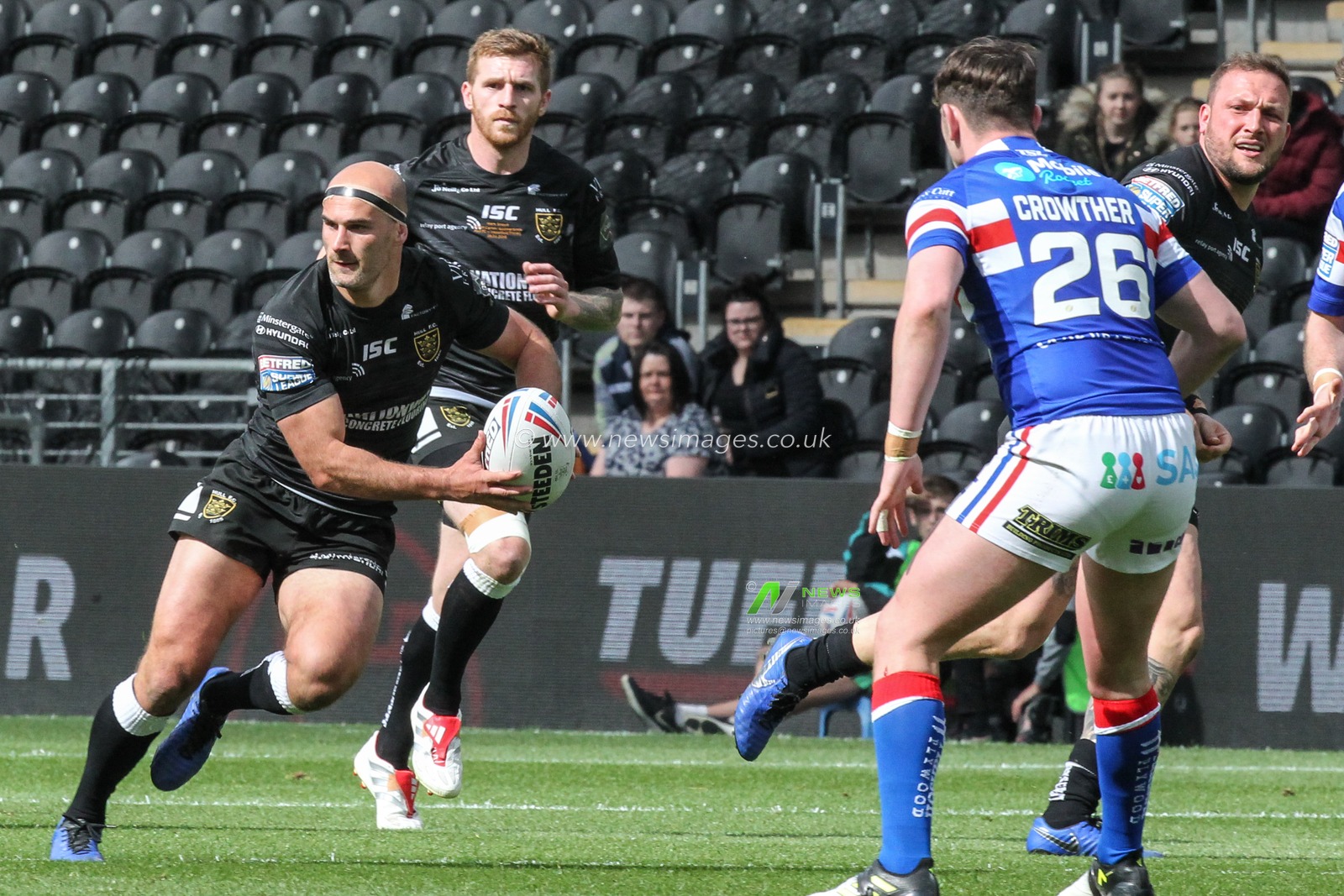 28th April 2019 , KCOM Stadium, Hull, England; Betfred Super League, Round 13, Hull FC vs Wakefield Trinity ; Danny Houghton (9) of Hull FC runs with the ball


Credit: David Greaves/News Images