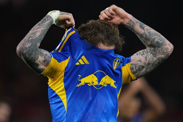 Joe Rodon of Leeds United gives shirt to away supporter at full time during the Premier League match Brentford vs Leeds United at The Gtech Community Stadium, London, United Kingdom, 14th December 2025

(Photo by Harvey Murphy/News Images)

*** GER AUT SUI OUT ***