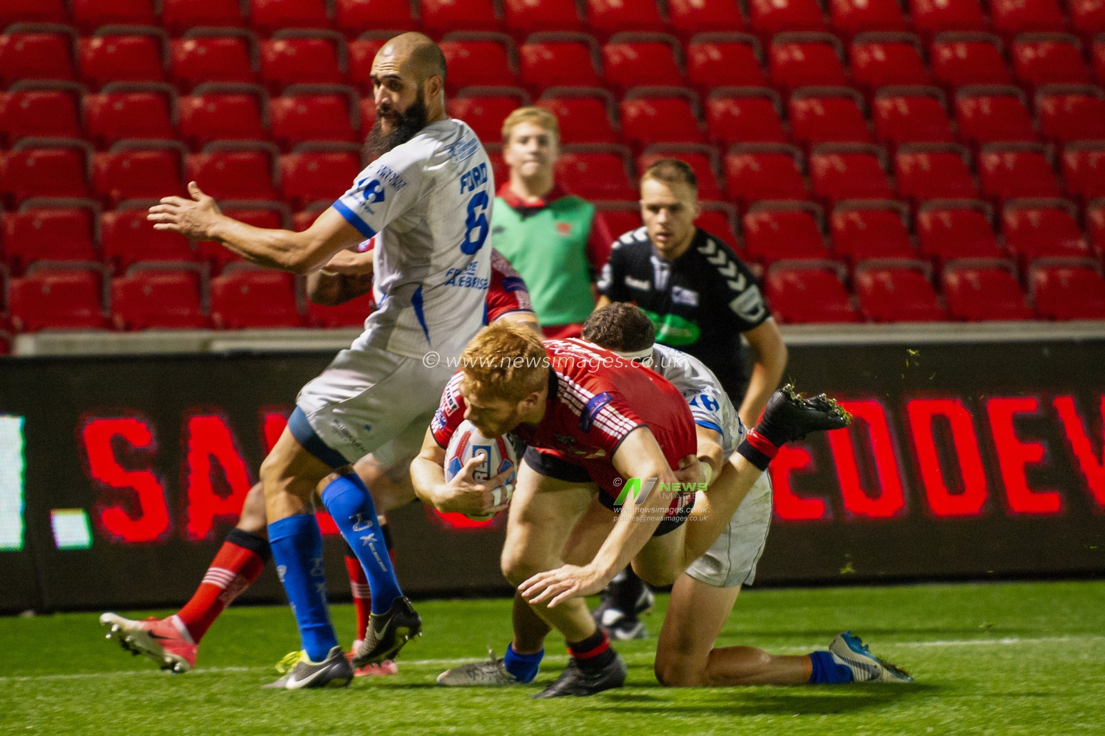 27th September 2018 , AJ Bell Stadium, Manchester, England; Betfred Super League Qualifiers, Salford Red Devils v Toulouse Olympique, Kris Welham of Salford Red Devils scores scores a try 

Credit:   Richard Long/News Images